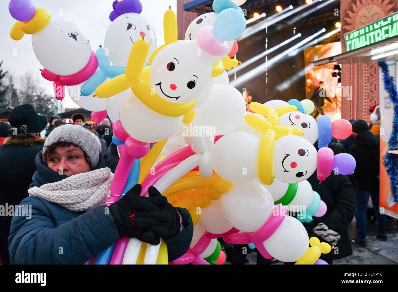 Kramatorsk, Ucraina. 07th Jan 2022. Una donna tiene palloncini da neve durante la celebrazione del Natale ortodosso nel centro di Kramatorsk. Il Natale in Ucraina può essere celebrato il 25th dicembre o il 7th gennaio. Ciò è dovuto al fatto che diverse chiese cattoliche ortodosse e greche all'interno dell'Ucraina utilizzano il vecchio calendario 'Giuliano' o il 'nuovo' calendario gregoriano per i loro festival ecclesiastici. Credit: SOPA Images Limited/Alamy Live News Foto Stock