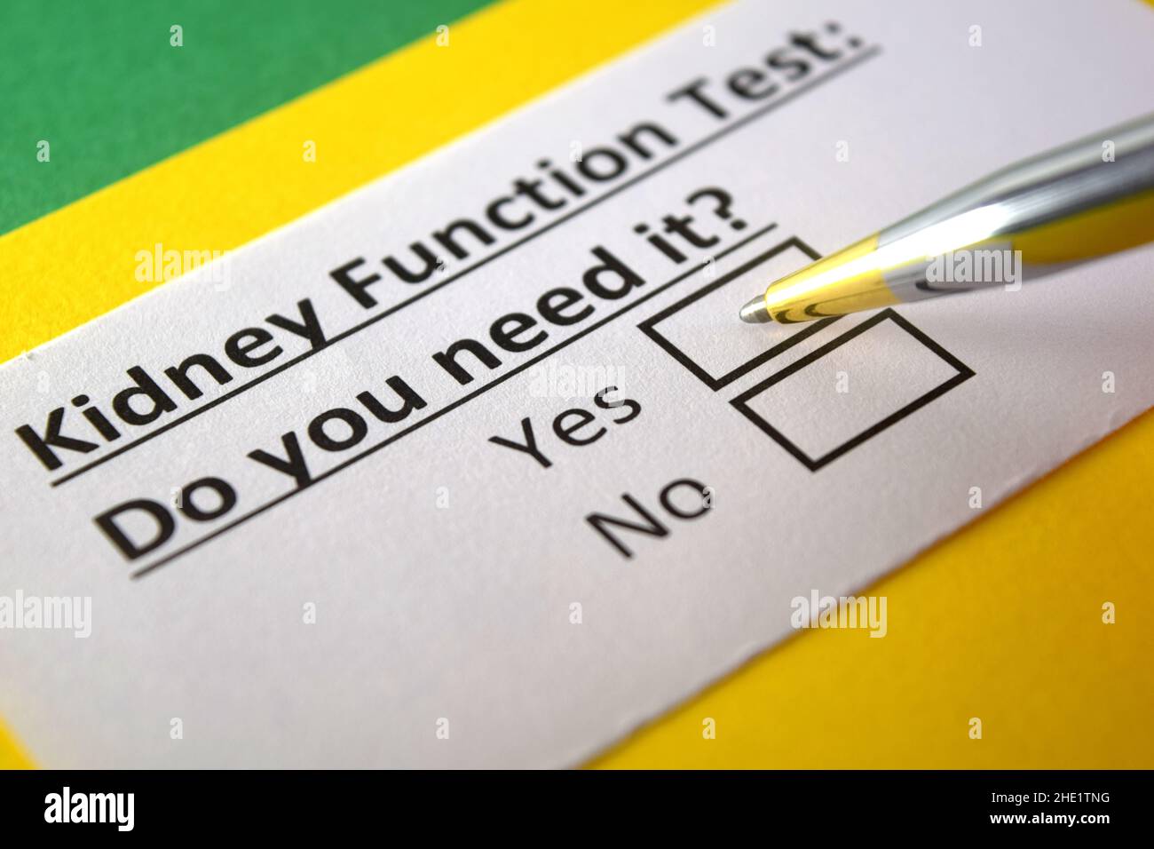 Una persona sta rispondendo alla domanda sul test di funzionalità renale. Foto Stock
