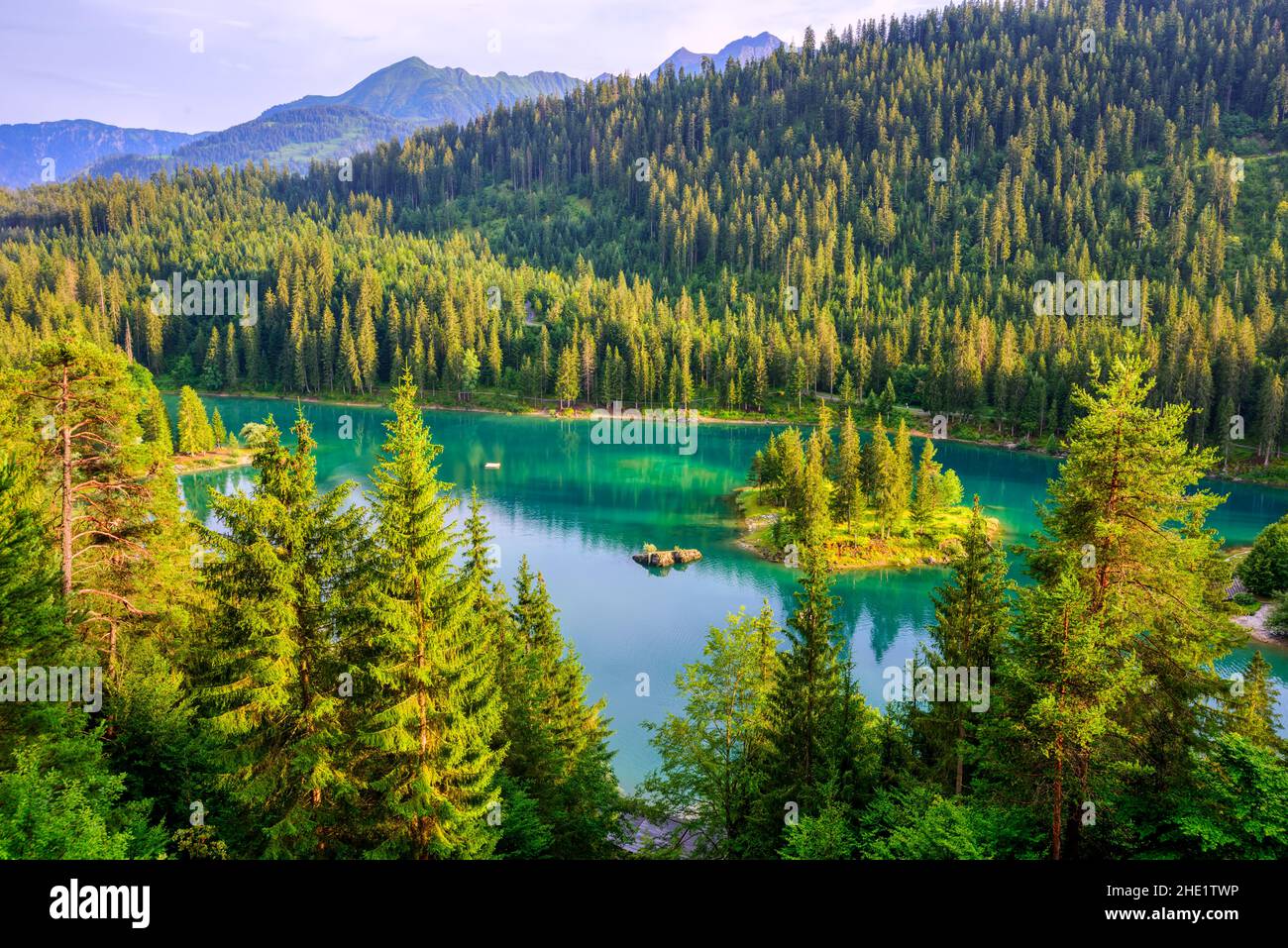 Il lago Alpine Caumasee di Flims, Alpi svizzere, è uno dei laghi più pittoreschi della Svizzera Foto Stock