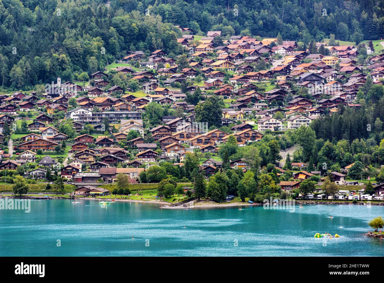 Tradizionali case in legno nella città di Brienz, sul lago alpino di Brienz, Alpi svizzere, Svizzera Foto Stock