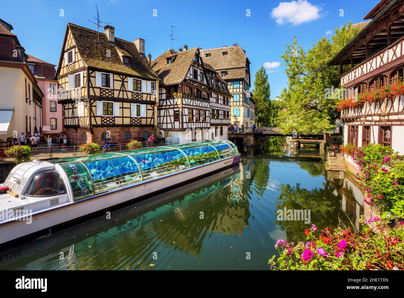 Strasburgo, Francia - 15 agosto 2020: Barca turistica sul fiume Ill nel centro storico di Strasburgo, Alsazia, Francia. Le gite in barca sono molto popolari Foto Stock