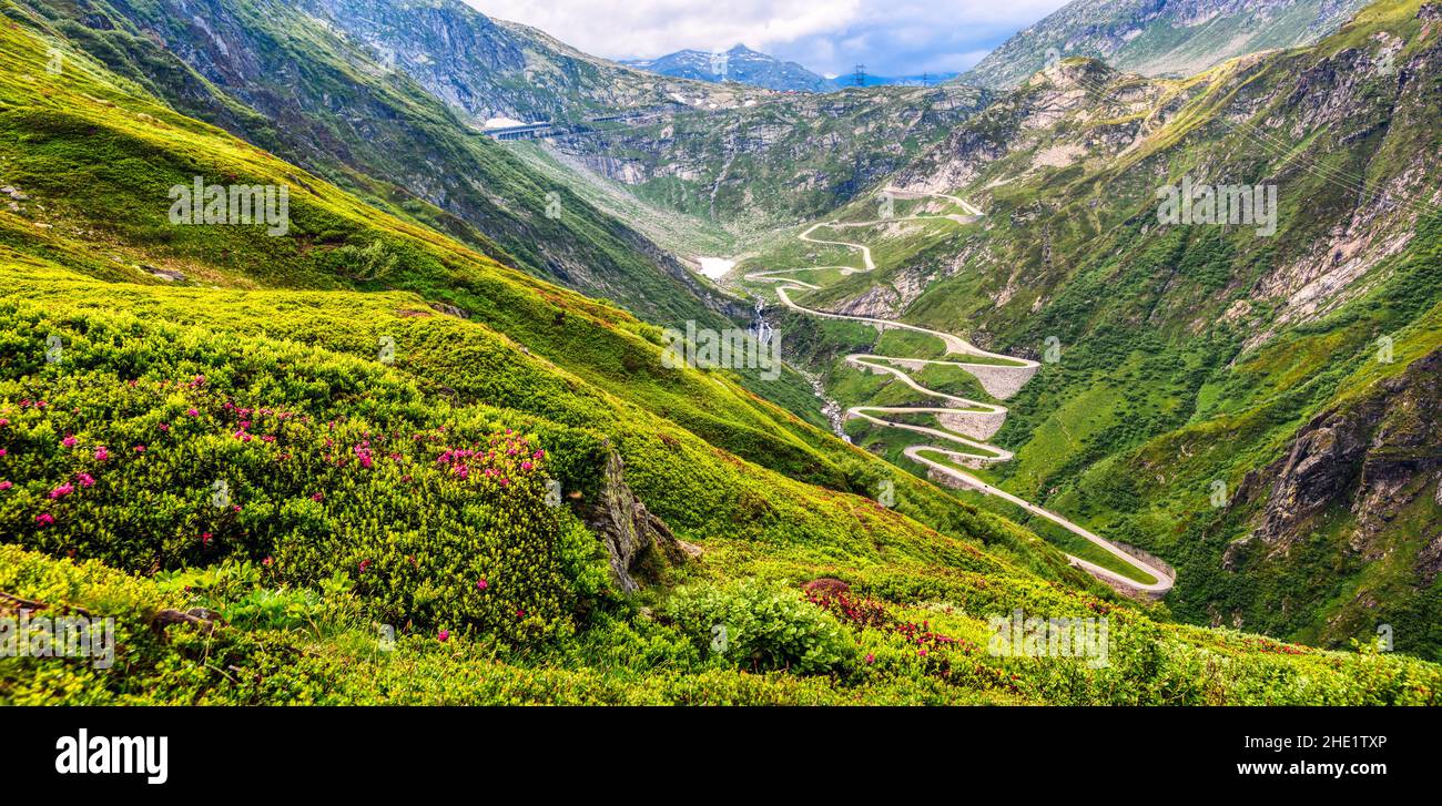 Vista panoramica sulla valle del Tremola tra le Alpi svizzere e la tortuosa strada del passo del Gottardo, in Svizzera Foto Stock