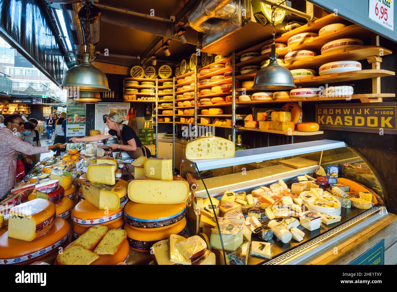 Rotterdam, Paesi Bassi - 20 luglio 2020: Stallo del mercato olandese del formaggio a Rotterdam, Olanda meridionale, Paesi Bassi. I Paesi Bassi sono i maggiori esportatori di formaggi Foto Stock