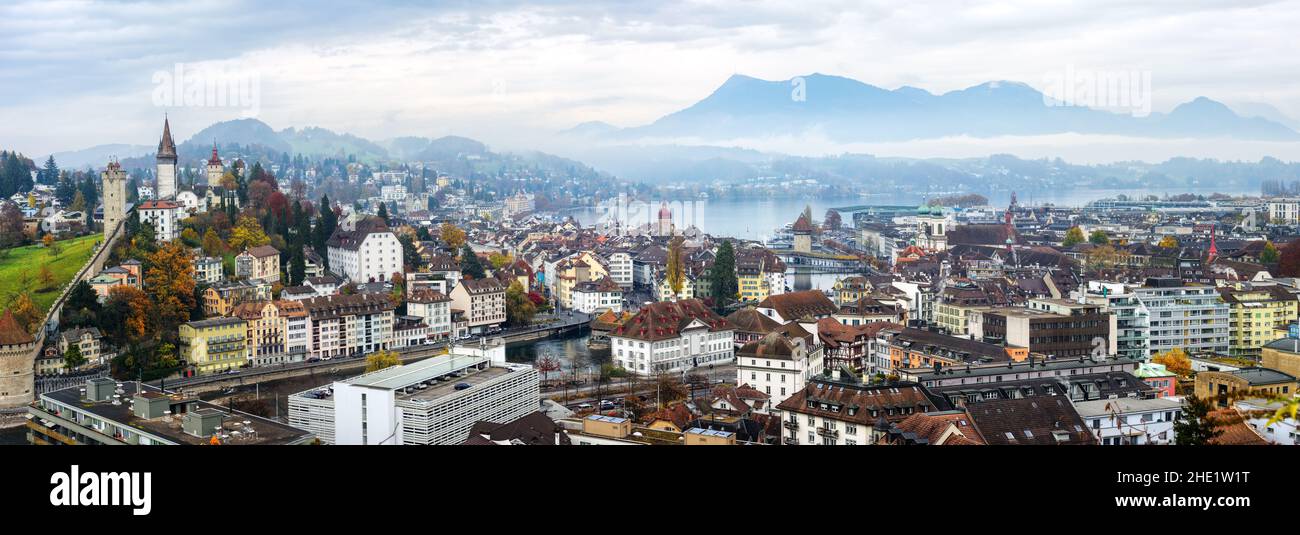 Vista panoramica della città di Lucerna, con il centro storico, il monte Rigi e il lago di Lucerna, le Alpi svizzere, la Svizzera Foto Stock