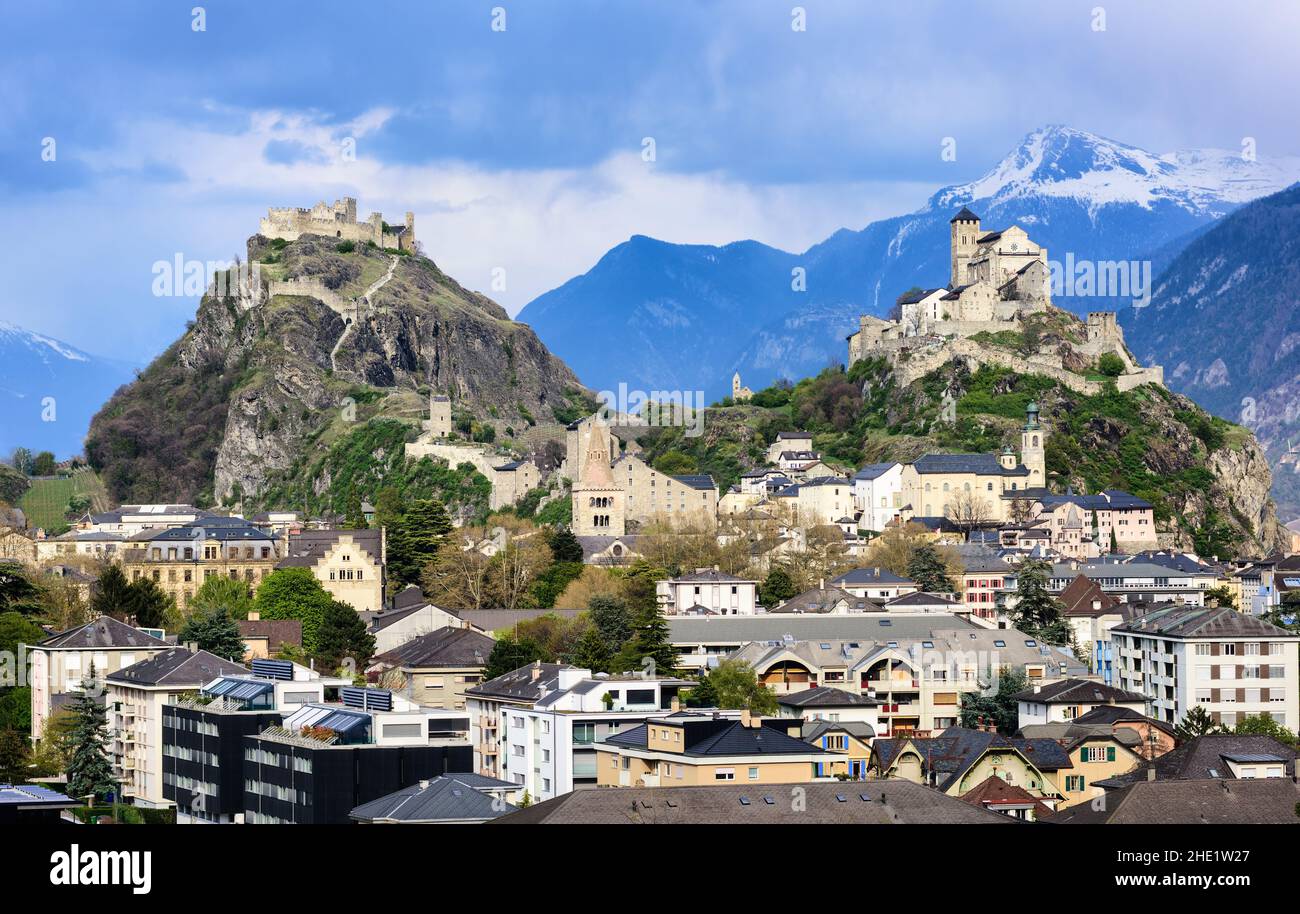 Storica città di Sion con i suoi due castelli, Chateau de Tourbillon e la Basilica di Valere, spettacolare set sulle Alpi svizzere, Canton Vallese, Swit Foto Stock