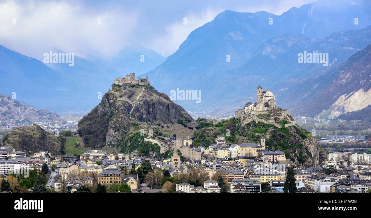 Vista panoramica della storica città di Sion con i suoi due castelli, Chateau de Tourbillon e la Basilica di Valere, spettacolare incastonata tra le Alpi svizzere va Foto Stock