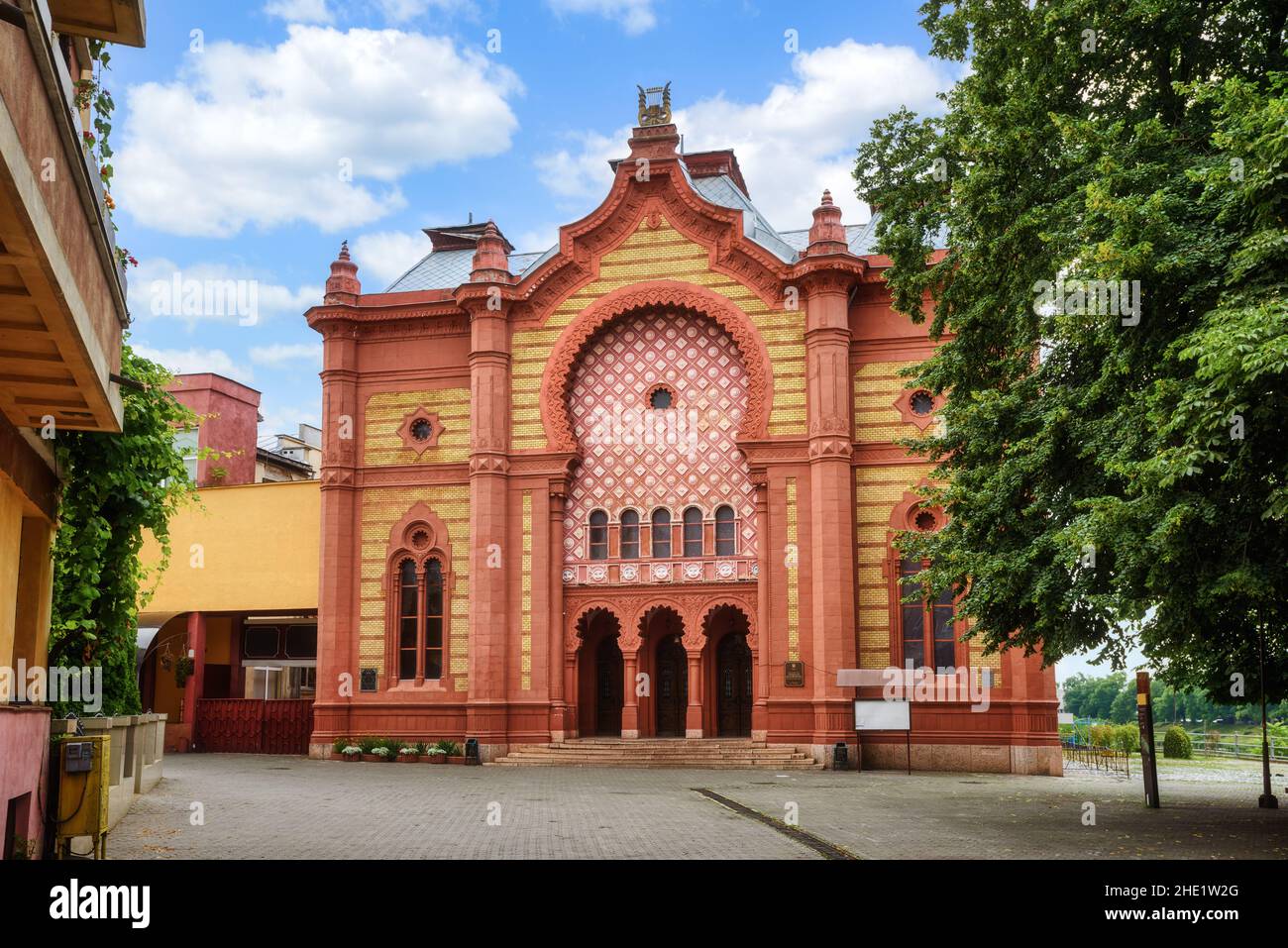 L'antico edificio della sinagoga è uno dei punti di riferimento principali nella città vecchia di Uzhgorod, nell'Ucraina occidentale Foto Stock