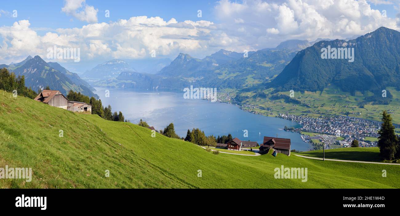 Panorama del lago di Lucerna nella valle delle Alpi svizzere, Svizzera, vista da Burgenstock a Buochs e Beckenried villaggi Foto Stock