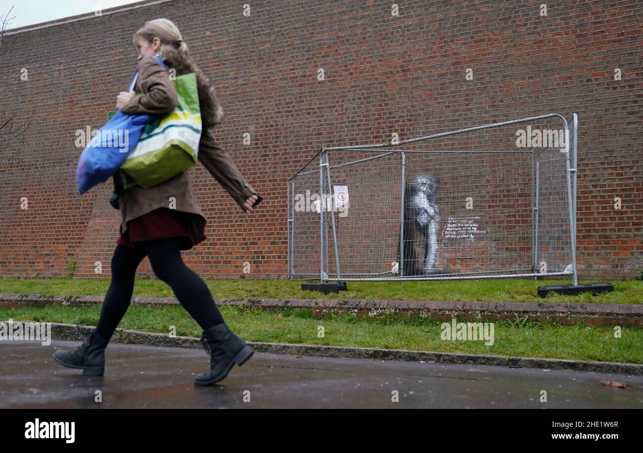 Recinzione racchiude una nuova opera d'arte che è apparsa sul muro della prigione di lettura di grado II a Reading, Berkshire. Data foto: Sabato 8 gennaio 2022. Foto Stock