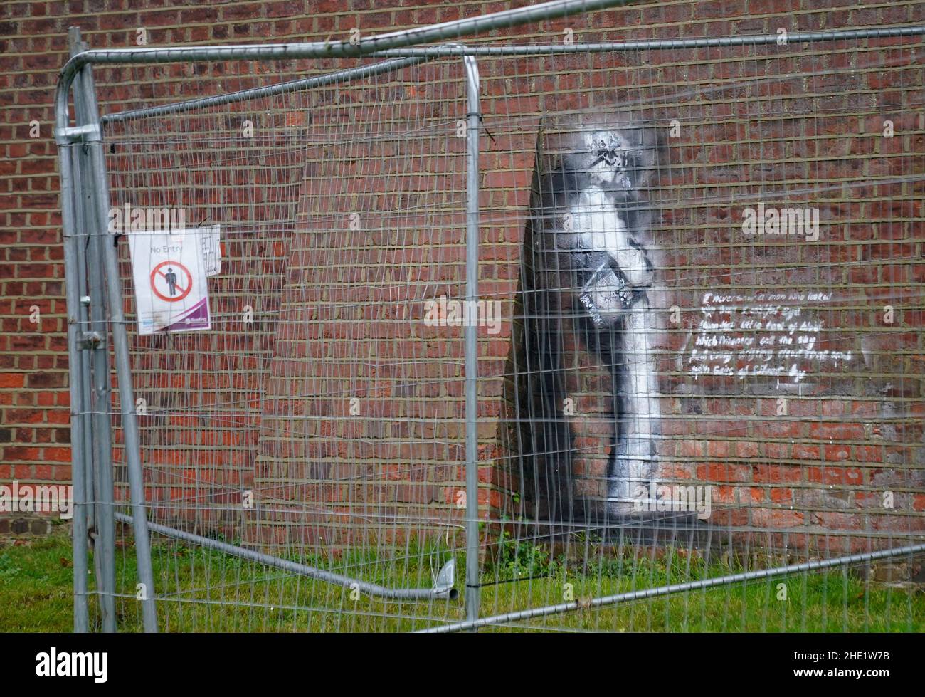 Recinzione racchiude una nuova opera d'arte che è apparsa sul muro della prigione di lettura di grado II a Reading, Berkshire. Data foto: Sabato 8 gennaio 2022. Foto Stock