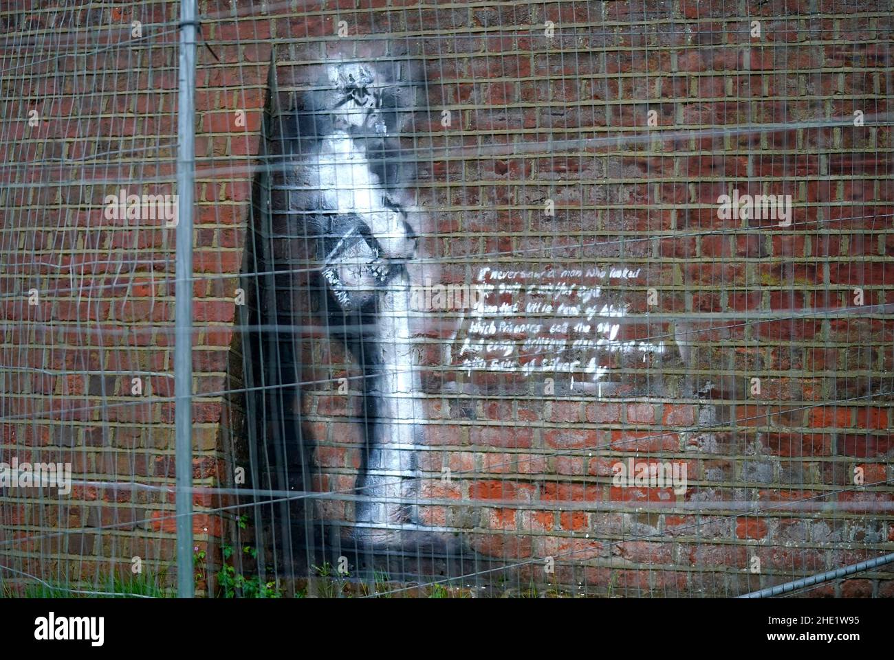 Recinzione racchiude una nuova opera d'arte che è apparsa sul muro della prigione di lettura di grado II a Reading, Berkshire. Data foto: Sabato 8 gennaio 2022. Foto Stock