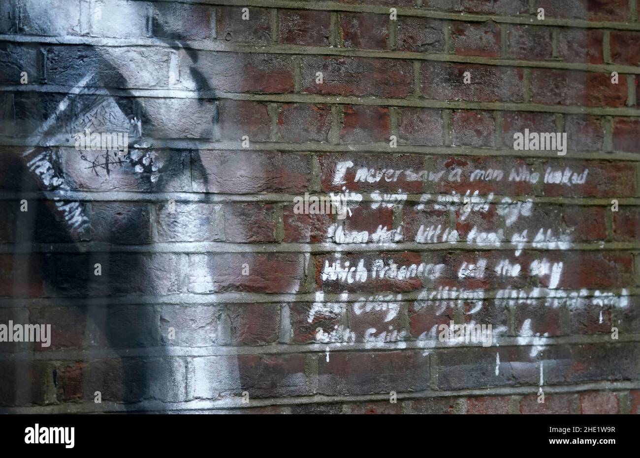 Recinzione racchiude una nuova opera d'arte che è apparsa sul muro della prigione di lettura di grado II a Reading, Berkshire. Data foto: Sabato 8 gennaio 2022. Foto Stock