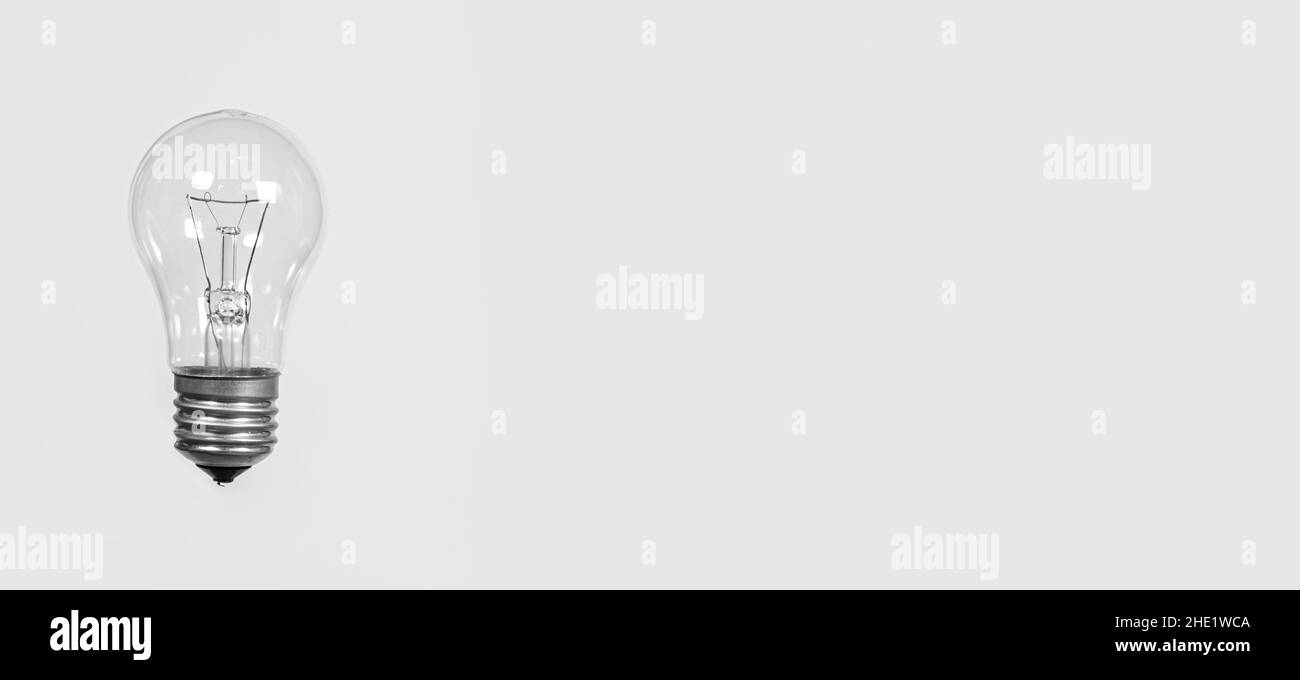 Lampadina su sfondo grigio, banner con spazio per il testo Foto Stock