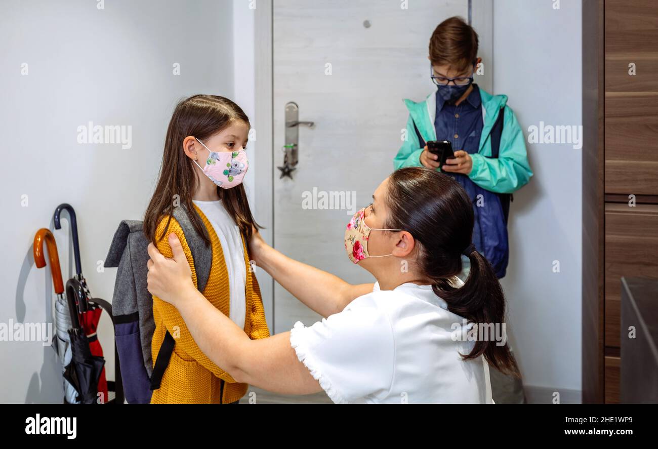 Madre che consiglia alla figlia le precauzioni del coronavirus Foto Stock