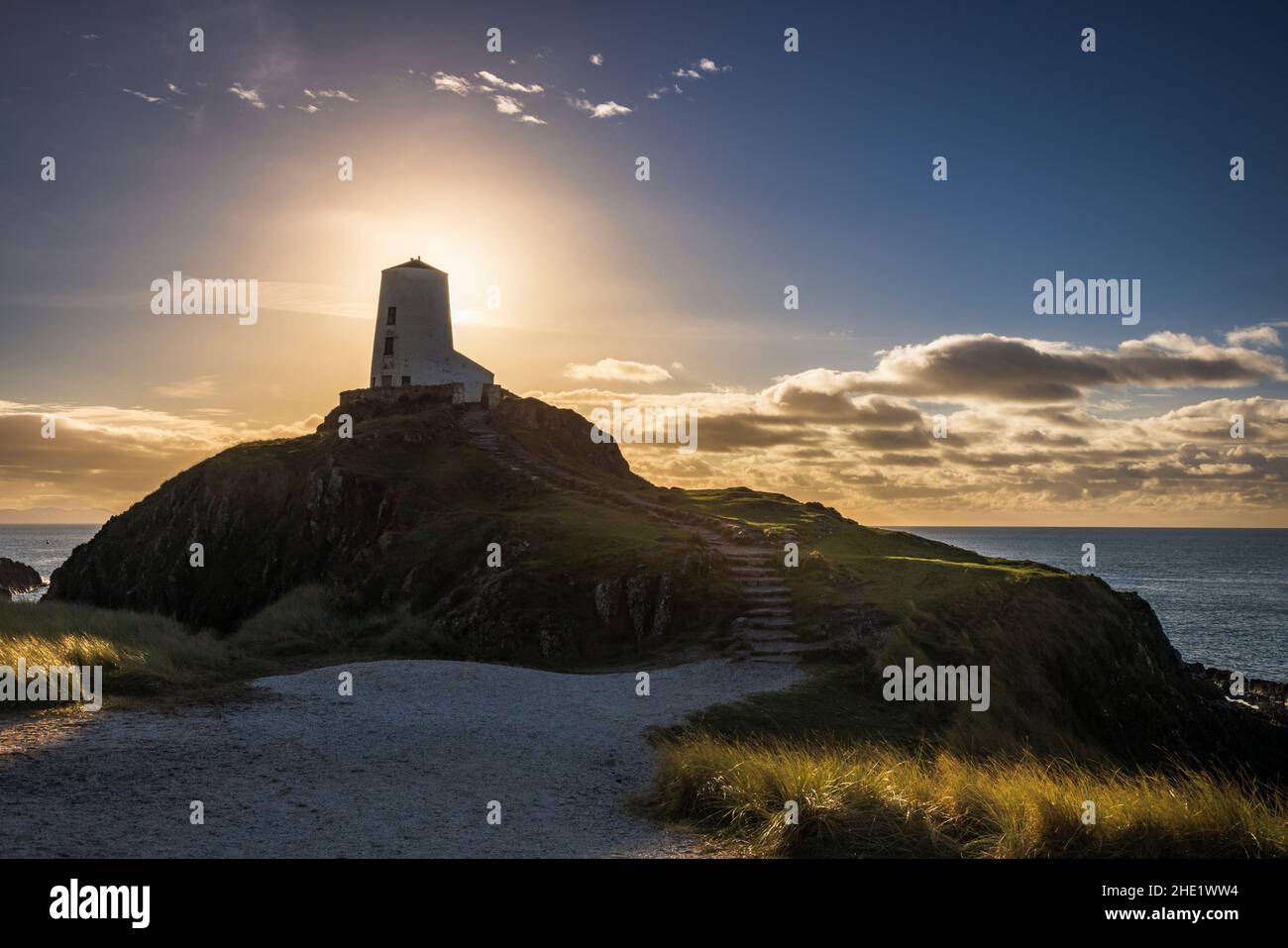 Faro TWR Mawr in inverno sull'isola di Llanddwyn, Isola di Anglesey, Galles del Nord Foto Stock