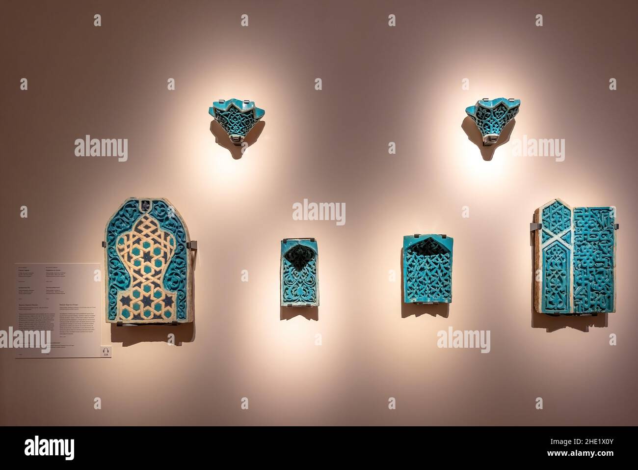 Parete con diversi pannelli di piastrelle antiche. Il Museo Aga Khan è un museo di arte islamica, arte iraniana e cultura musulmana.Gen. 8, 2022 Foto Stock