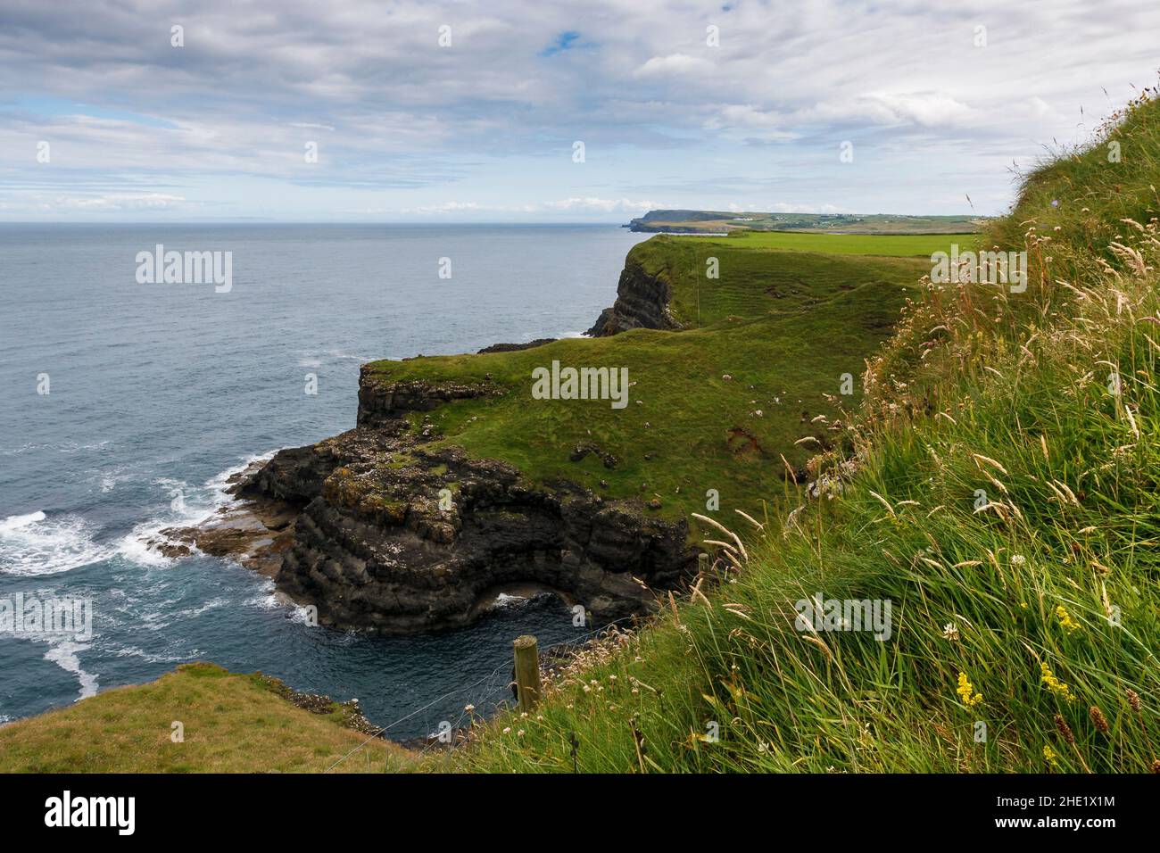 Vista della costa atlantica nell'Irlanda del Nord Foto Stock