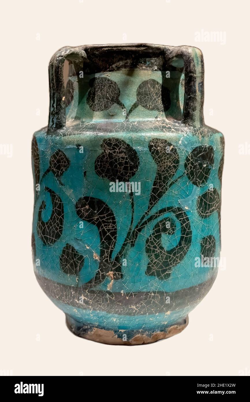 Vaso in ceramica con decorazione nera e smalto turchese. Il Museo Aga Khan è un museo di arte islamica, arte iraniana e cultura musulmana.Gen. 8, 2022 Foto Stock