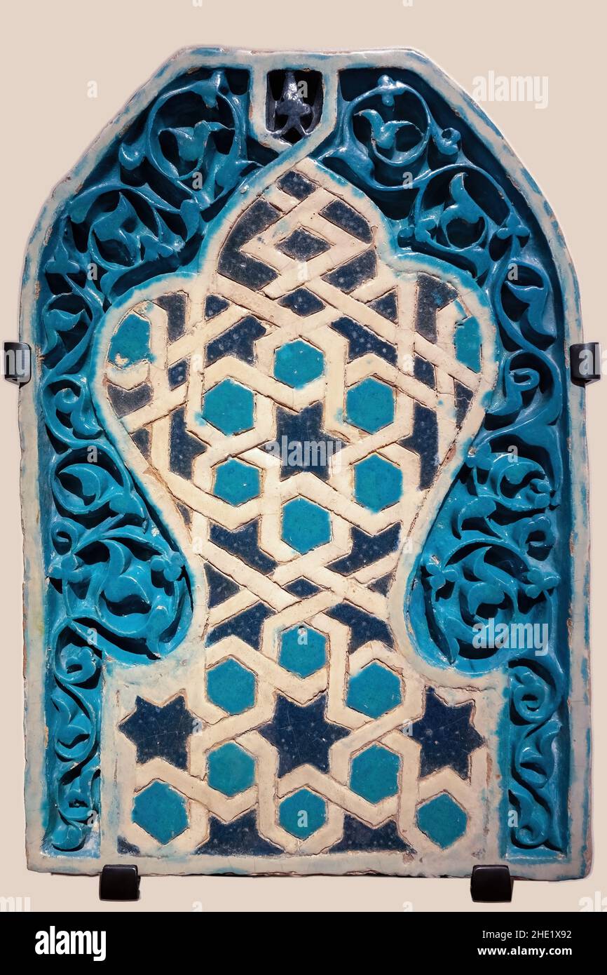 Intricato ed elegante pannello in ceramica color turchese e bianco. Il Museo Aga Khan è un museo di arte islamica, arte iraniana e cultura musulmana.Gen. 8, Foto Stock