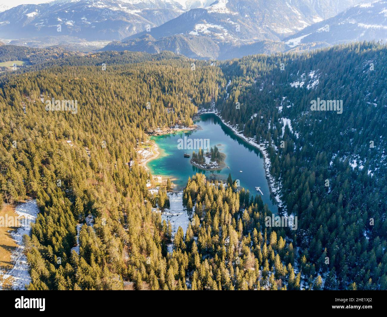 Immagine aerea del Lago di Caumasee con la panoramica della valle in fine autunno e inizio stagione invernale Foto Stock