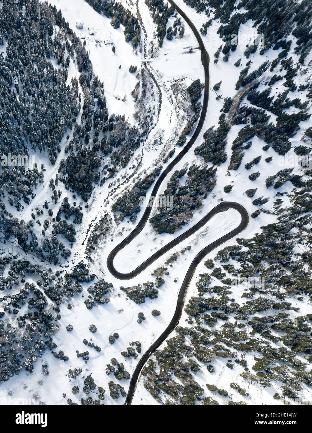 Vista aerea con drone sulla più spettacolare strada di passaggio delle Alpi svizzere - Passo Maloja a Grison, Svizzera Foto Stock