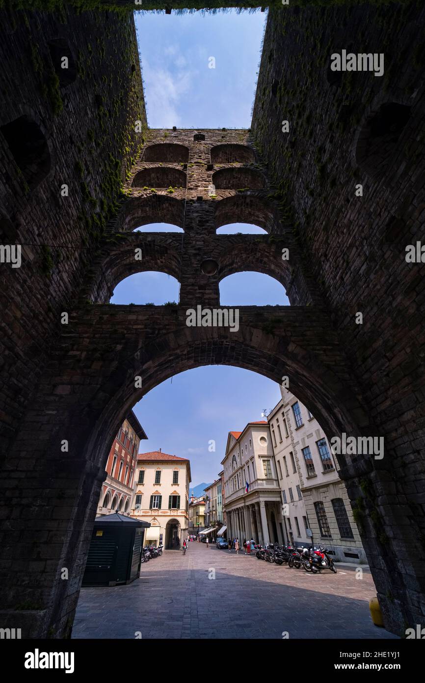 Porta Torre, porta della Torre, situata in Piazza Vittoria, fu completata nel 1192 e ha un'altezza di 40 metri. Foto Stock