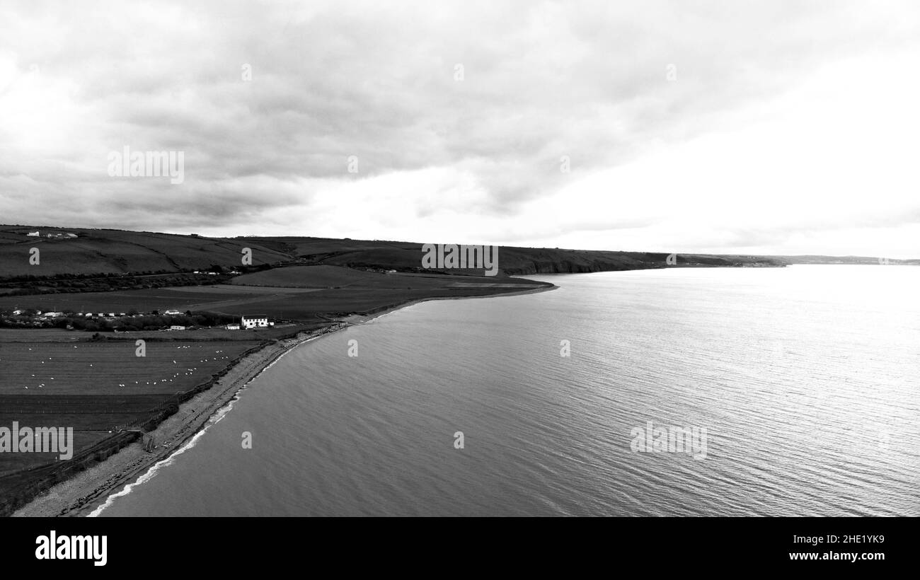 Immagine aerea con vista sulla costa di Llanon che mostra il mare, il sentiero costiero, i campi e la spiaggia Foto Stock