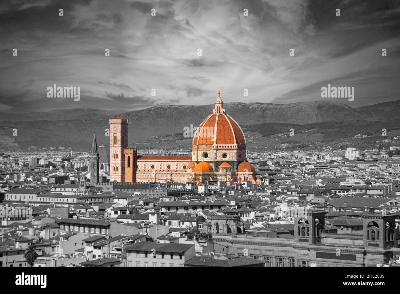 Cattedrale di Santa Maria del Fiore a Firenze. Colore selettivo - cattedrale, cupola e torre a colori e città in bianco e nero. Panoramica aerea Foto Stock