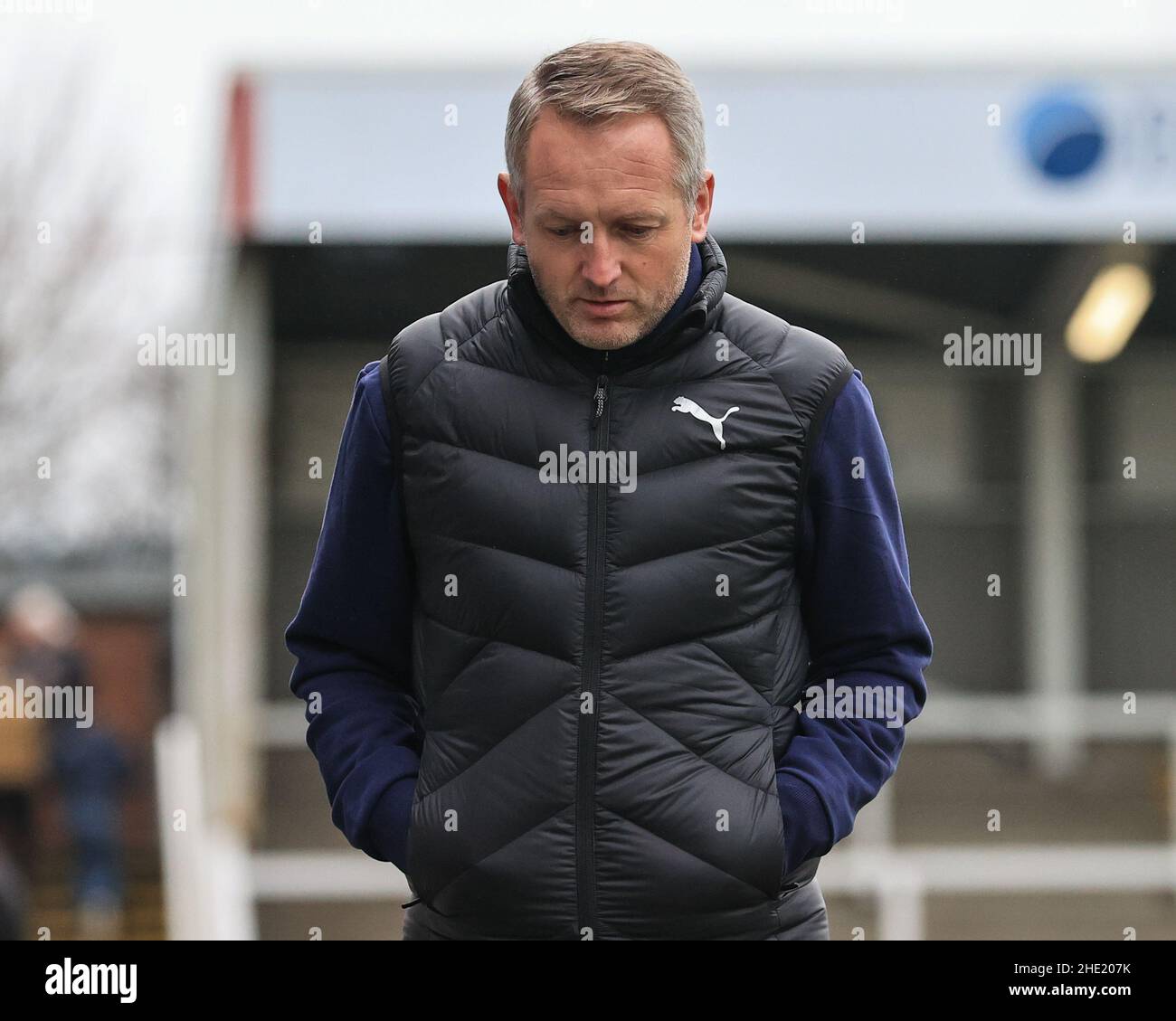 Neil Critchley Head Coach di Blackpool arriva al Suit Direct Stadium Foto Stock