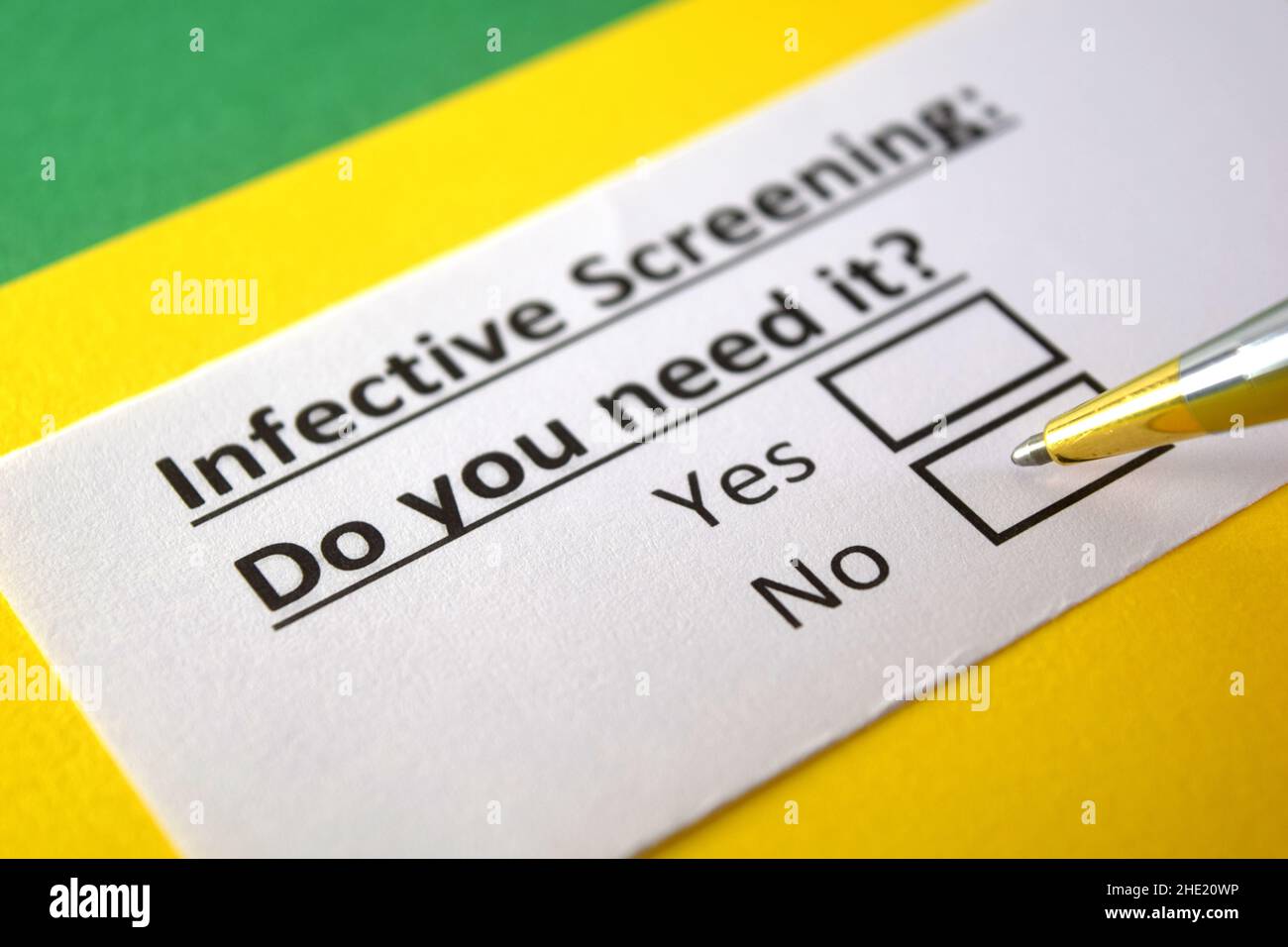 Una persona sta rispondendo alla domanda circa lo screening infettivo. Foto Stock