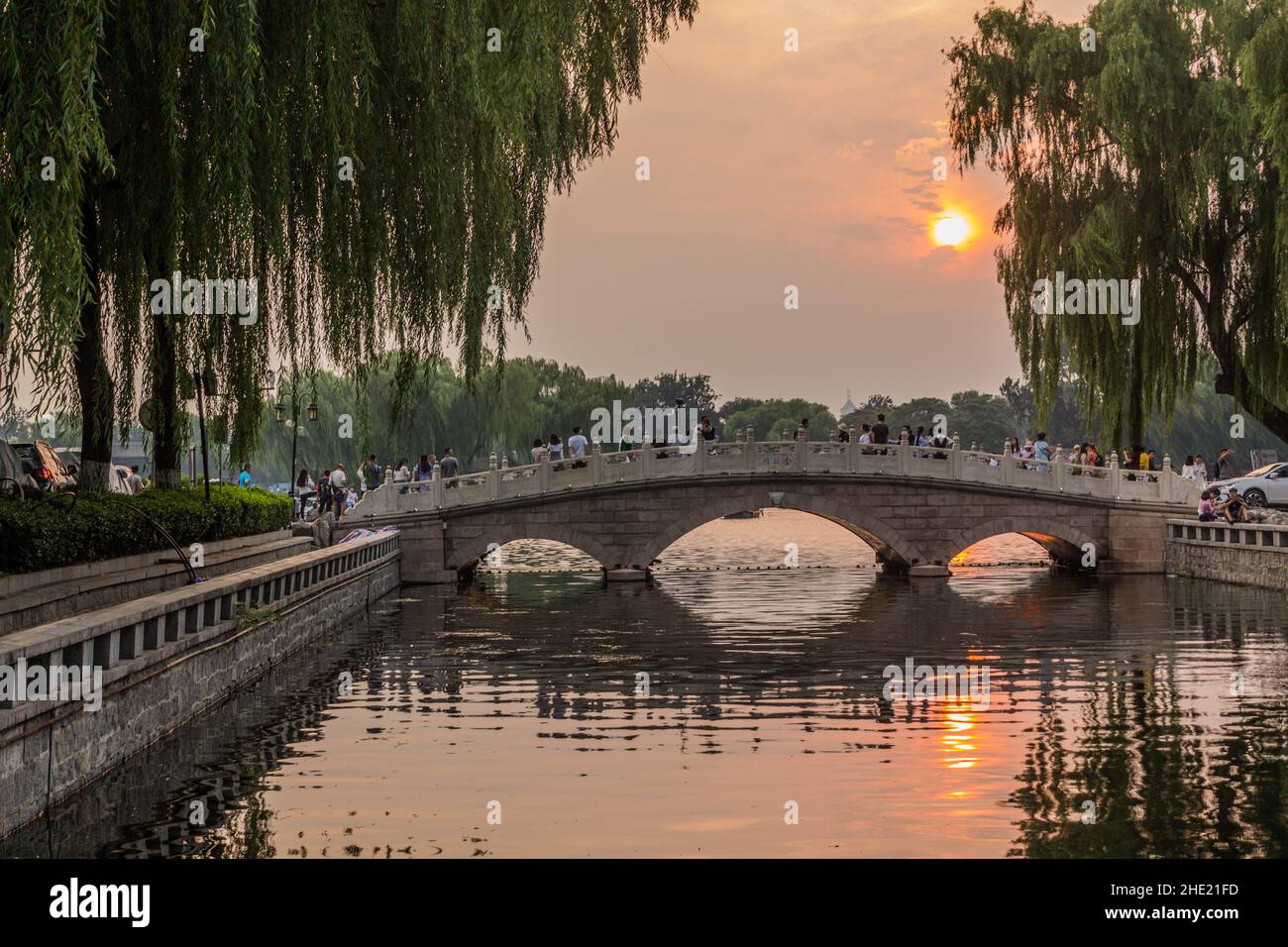 PECHINO, CINA - 26 AGOSTO 2018: Ponte Jinding sul canale vicino al lago Qianhai a Pechino, Cina Foto Stock