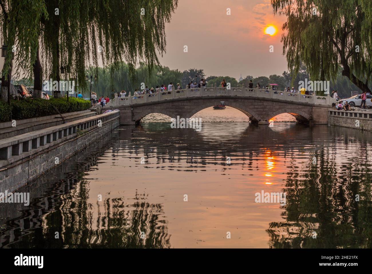 PECHINO, CINA - 26 AGOSTO 2018: Ponte Jinding sul canale vicino al lago Qianhai a Pechino, Cina Foto Stock
