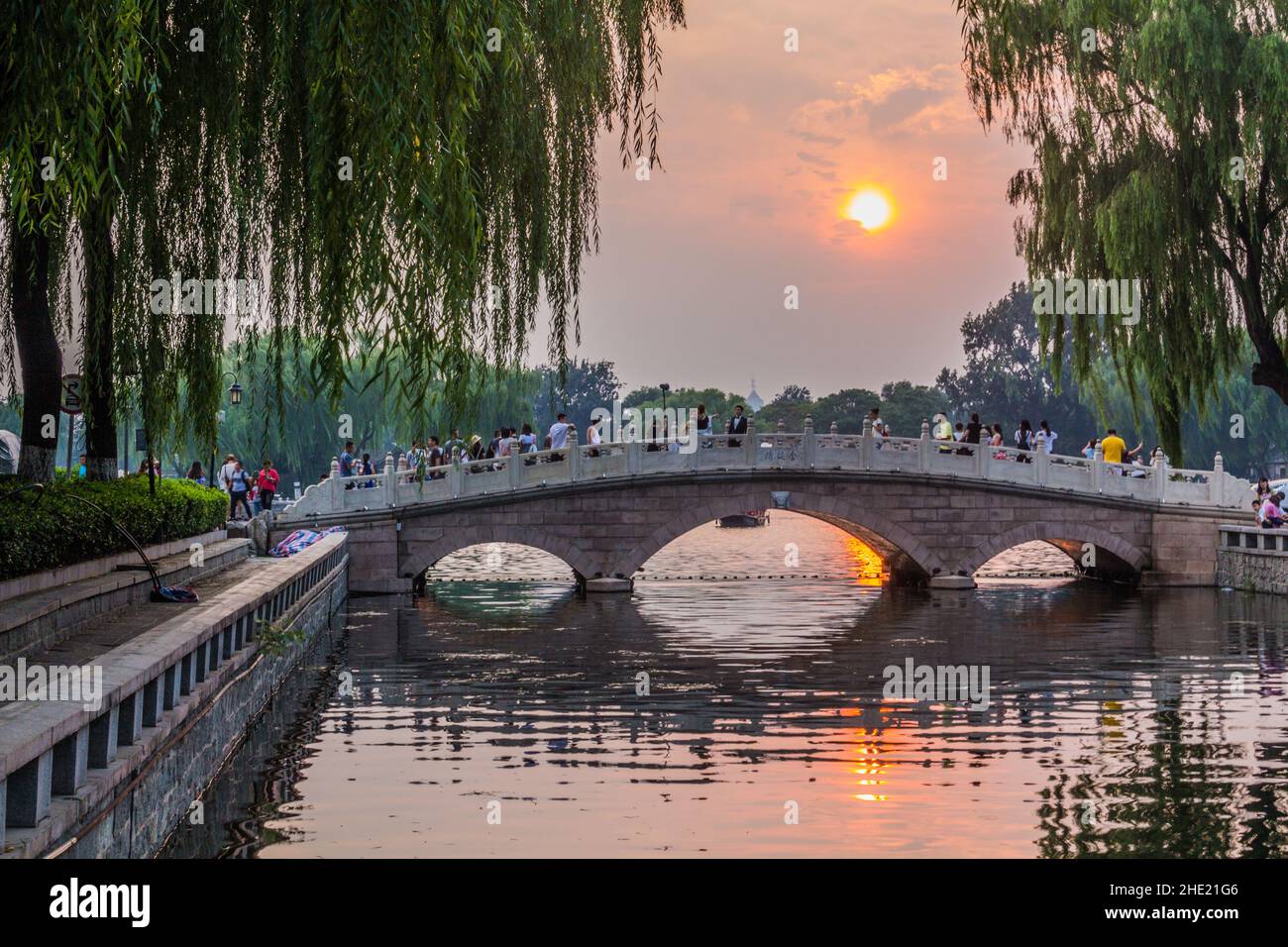 PECHINO, CINA - 26 AGOSTO 2018: Ponte Jinding sul canale vicino al lago Qianhai a Pechino, Cina Foto Stock