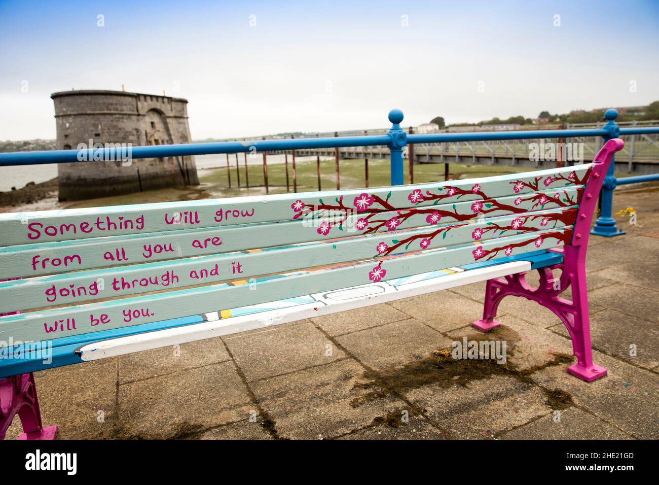 Regno Unito, Galles, Pembrokeshire, Pembroke Dock, panca dipinta con il motto LIFE Experience alla difensiva torre martello Foto Stock