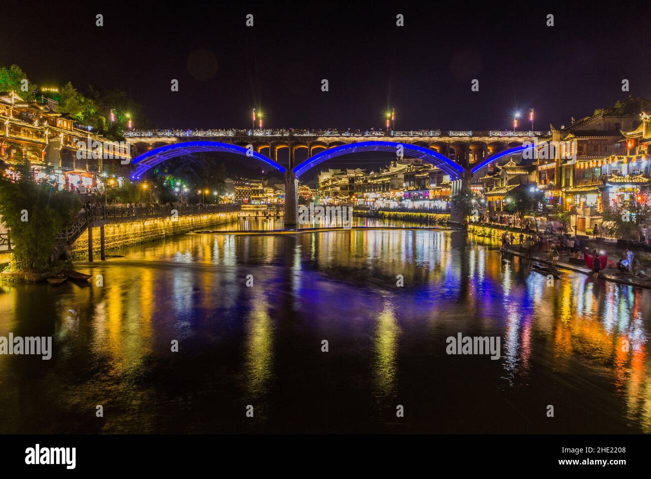 Vista serale dell'antica città di Fenghuang con il fiume Tuo, provincia di Hunan, Cina Foto Stock