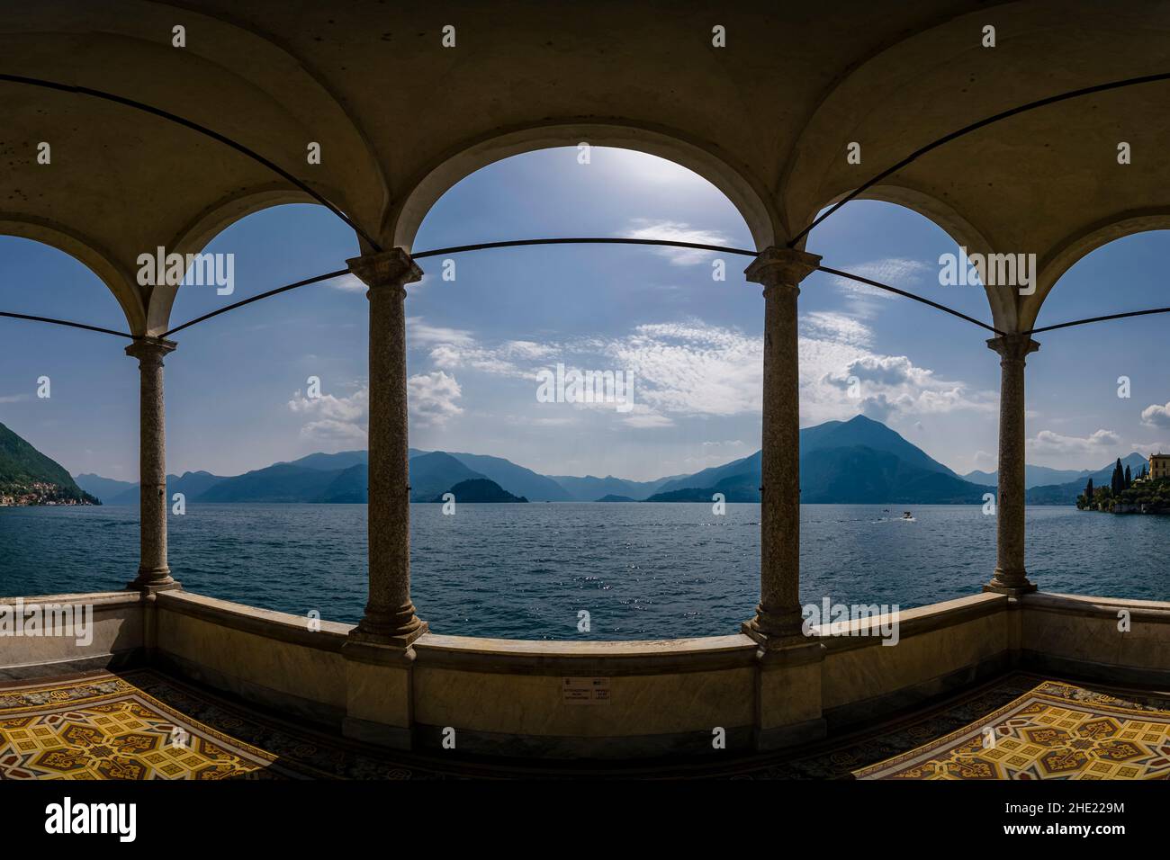 Vista panoramica sul Lago di Como e sulle montagne circostanti dai portici del Giardino di Villa Monastero. Foto Stock