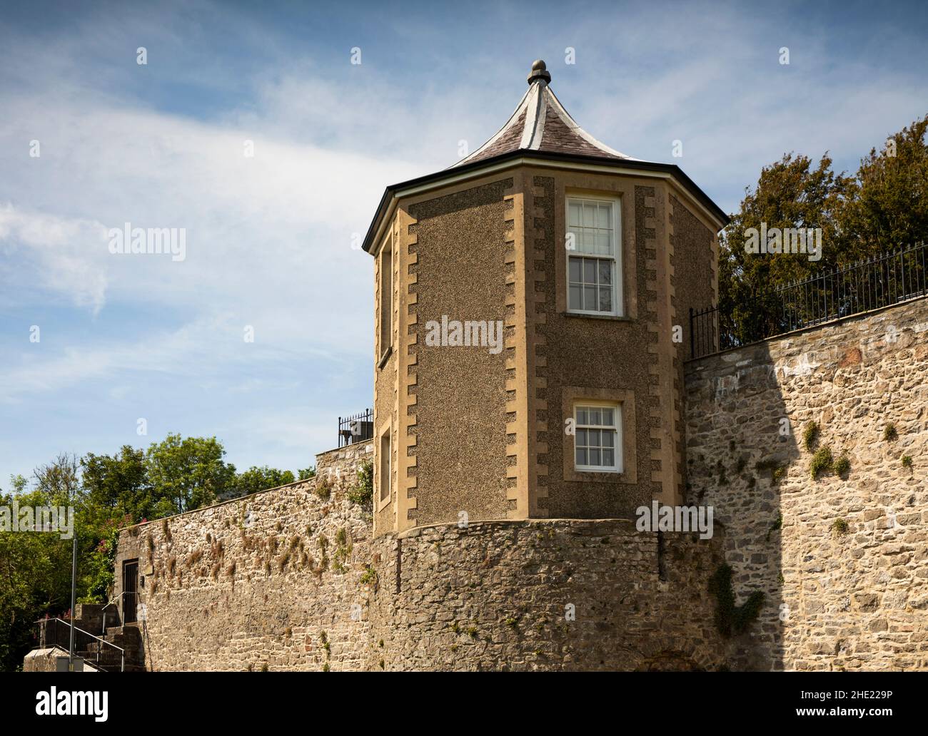 Regno Unito, Galles, Pembrokeshire, Pembroke, Common Road, Il Gazebo, 1800s abitazioni costruite sulla torre delle mura della città vecchia Foto Stock
