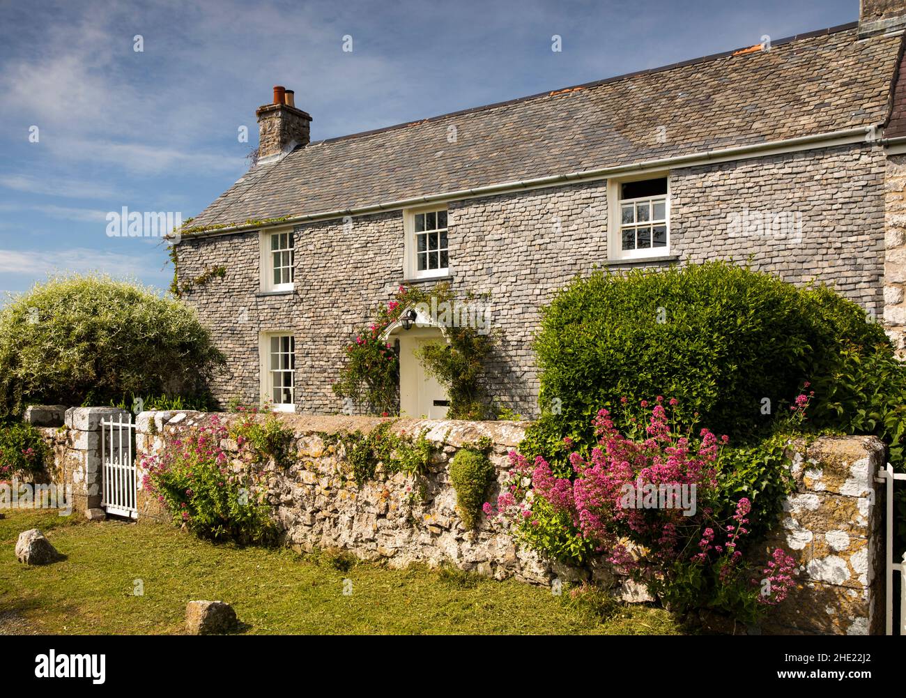 Regno Unito, Galles, Pembrokeshire, Bosherston, cottage con ardesia Foto Stock