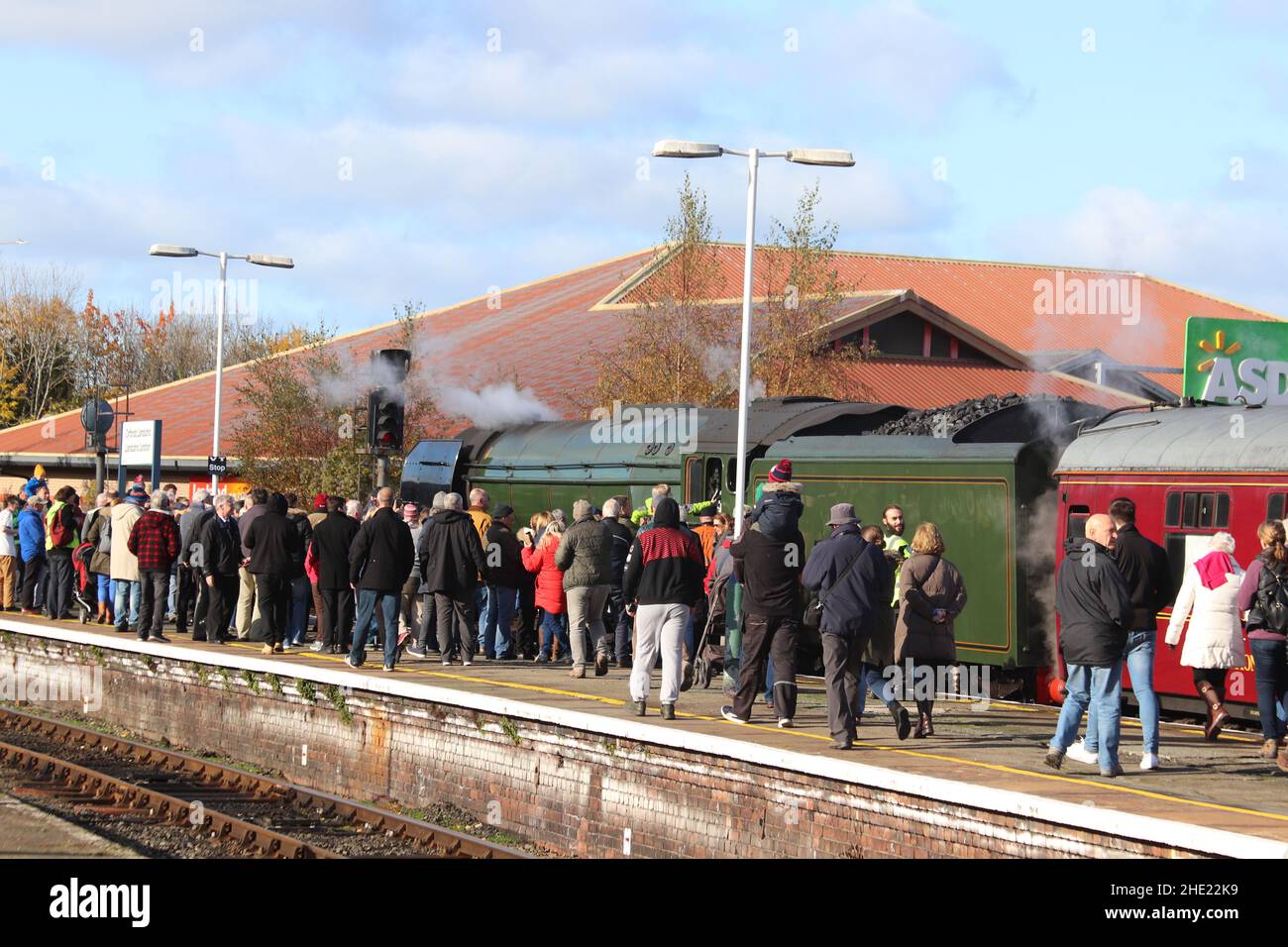 Il Flying Scotsman sulla linea costiera del Galles del Nord. Il treno a vapore ferma a Crewe, Llandudno Junction e Holyhead Wales Foto Stock