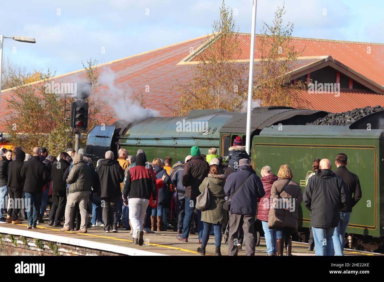 Il Flying Scotsman sulla linea costiera del Galles del Nord. Il treno a vapore ferma a Crewe, Llandudno Junction e Holyhead Wales Foto Stock