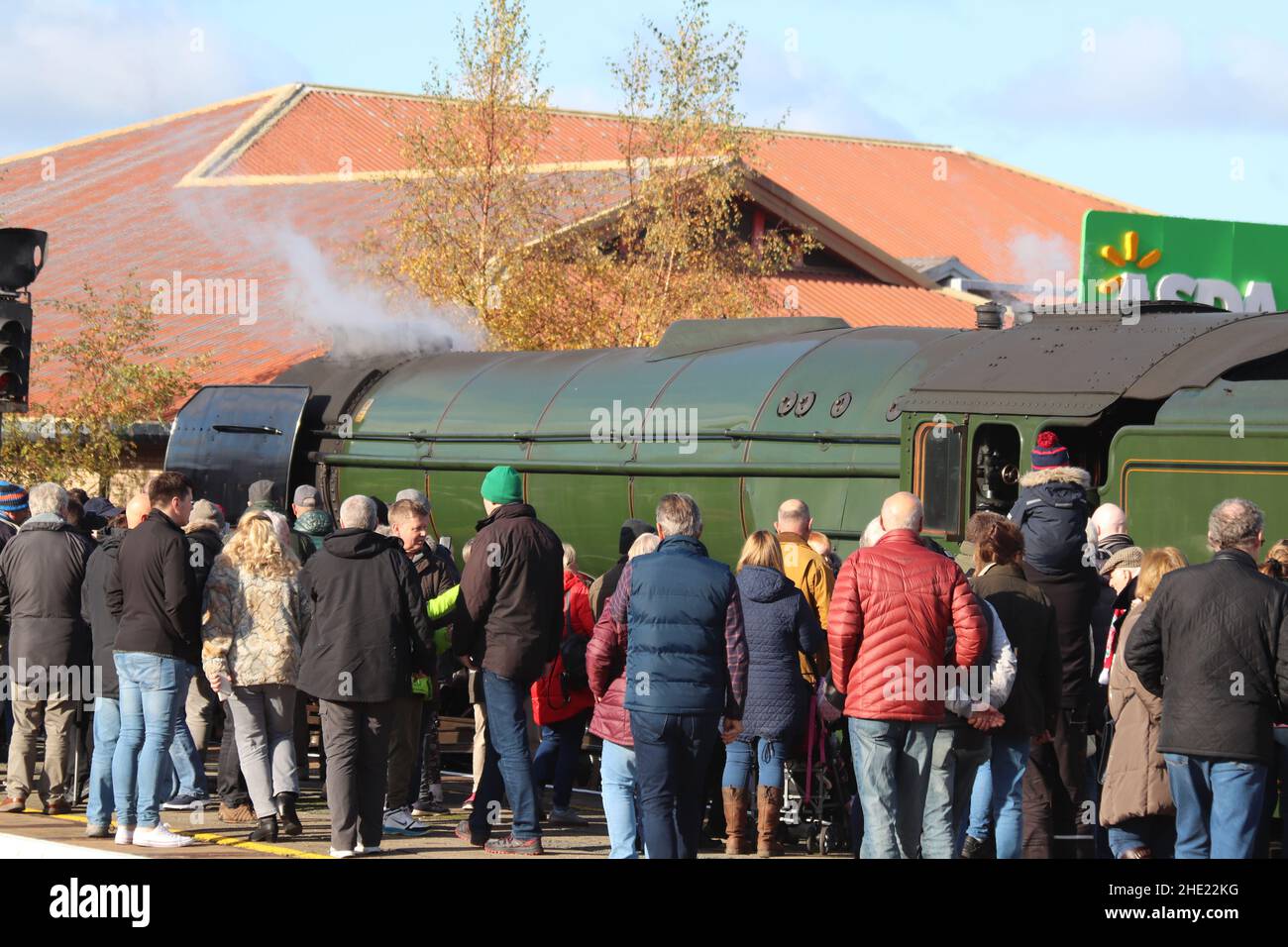 Il Flying Scotsman sulla linea costiera del Galles del Nord. Il treno a vapore ferma a Crewe, Llandudno Junction e Holyhead Wales Foto Stock