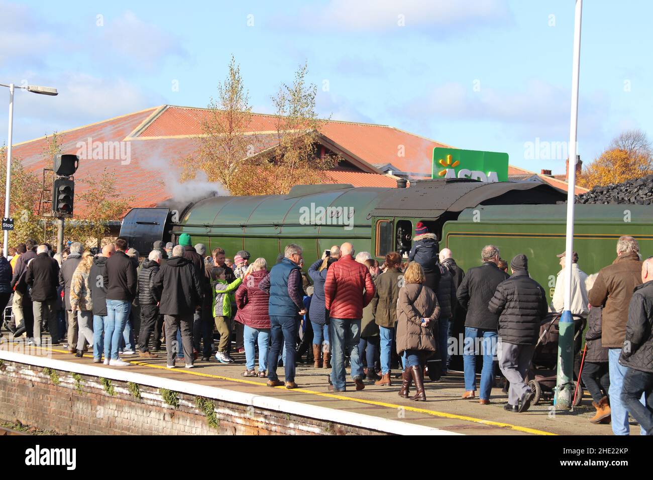 Il Flying Scotsman sulla linea costiera del Galles del Nord. Il treno a vapore ferma a Crewe, Llandudno Junction e Holyhead Wales Foto Stock