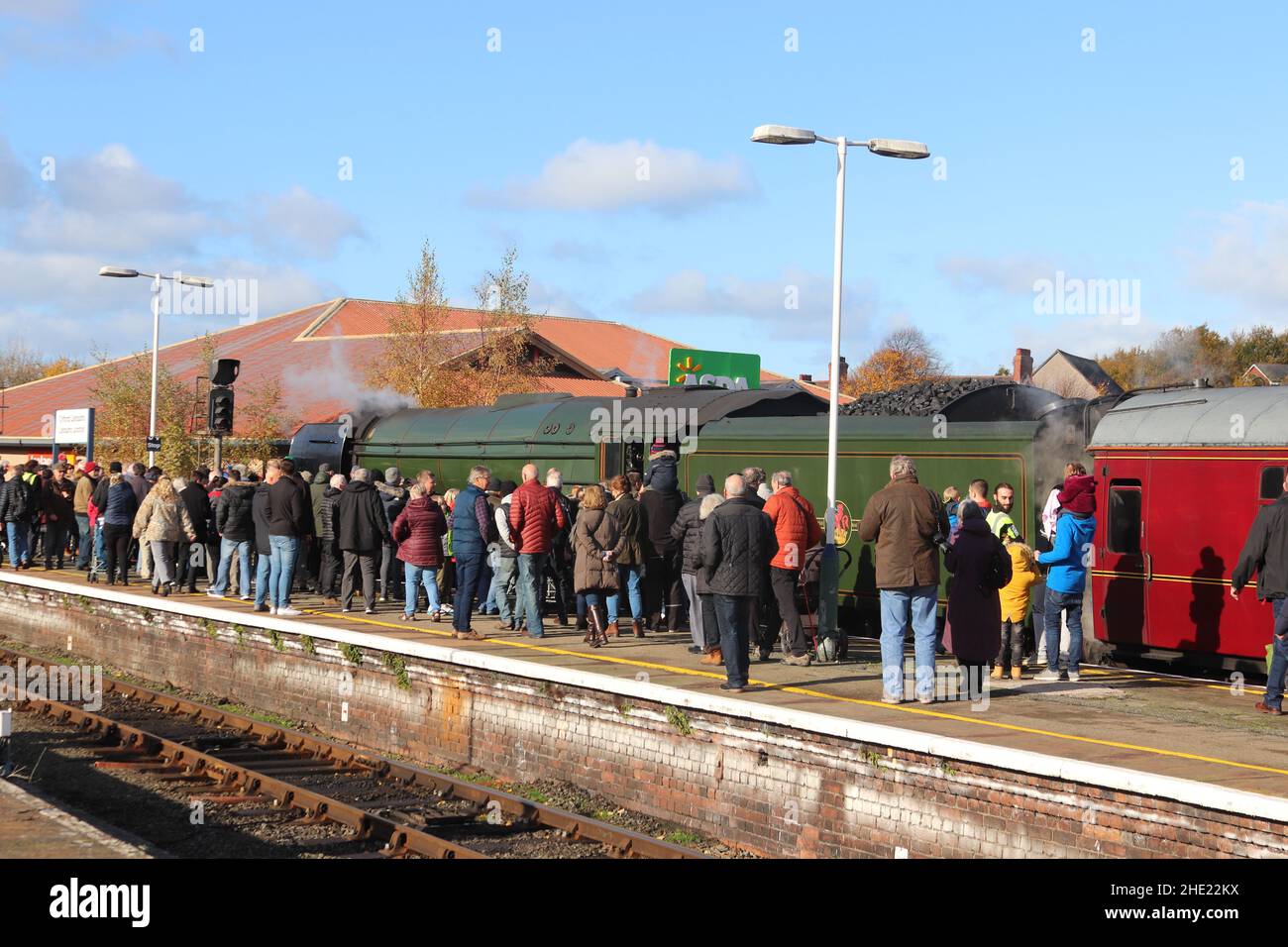 Il Flying Scotsman sulla linea costiera del Galles del Nord. Il treno a vapore ferma a Crewe, Llandudno Junction e Holyhead Wales Foto Stock