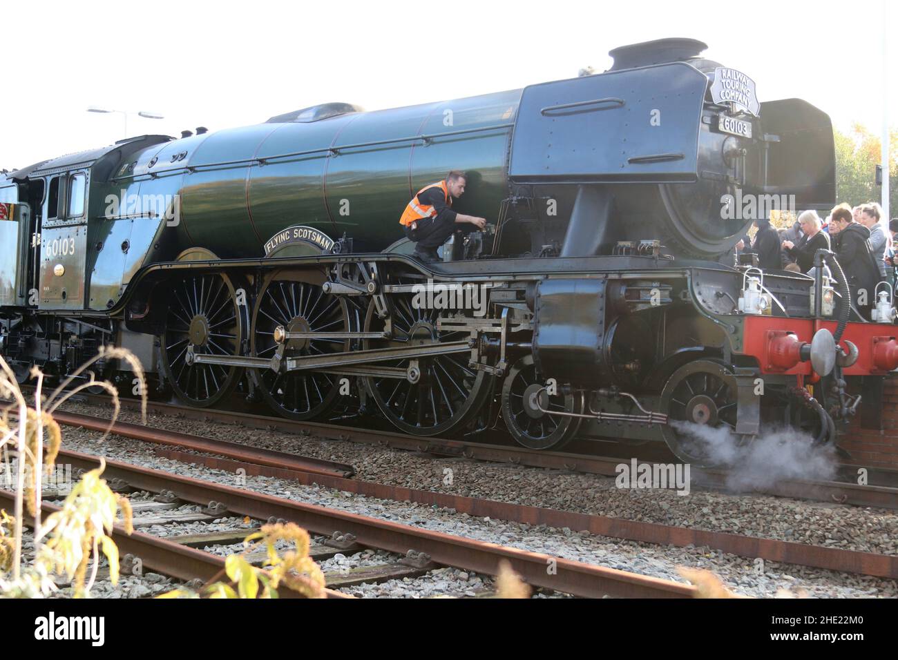 Il Flying Scotsman sulla linea costiera del Galles del Nord. Il treno a vapore ferma a Crewe, Llandudno Junction e Holyhead Wales Foto Stock