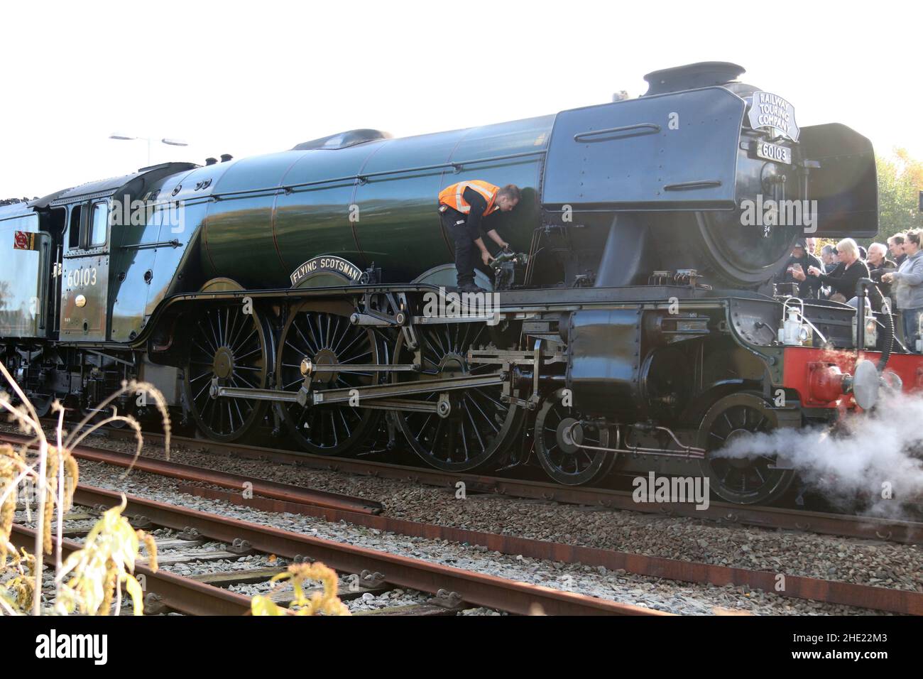 Il Flying Scotsman sulla linea costiera del Galles del Nord. Il treno a vapore ferma a Crewe, Llandudno Junction e Holyhead Wales Foto Stock