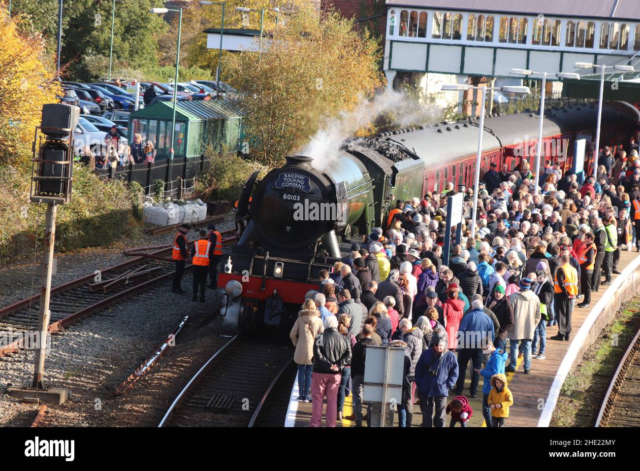 Il Flying Scotsman sulla linea costiera del Galles del Nord. Il treno a vapore ferma a Crewe, Llandudno Junction e Holyhead Wales Foto Stock