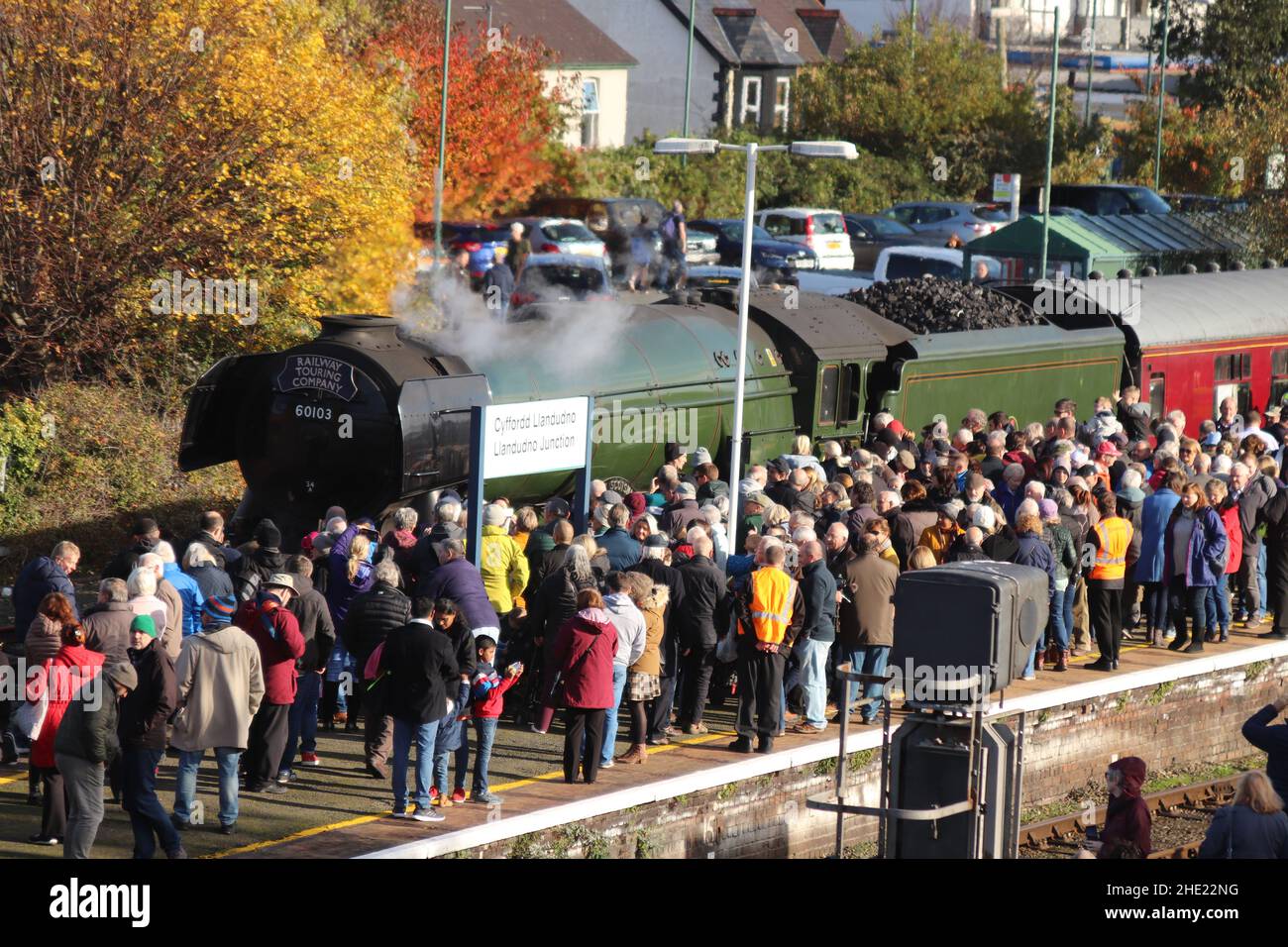 Il Flying Scotsman sulla linea costiera del Galles del Nord. Il treno a vapore ferma a Crewe, Llandudno Junction e Holyhead Wales Foto Stock