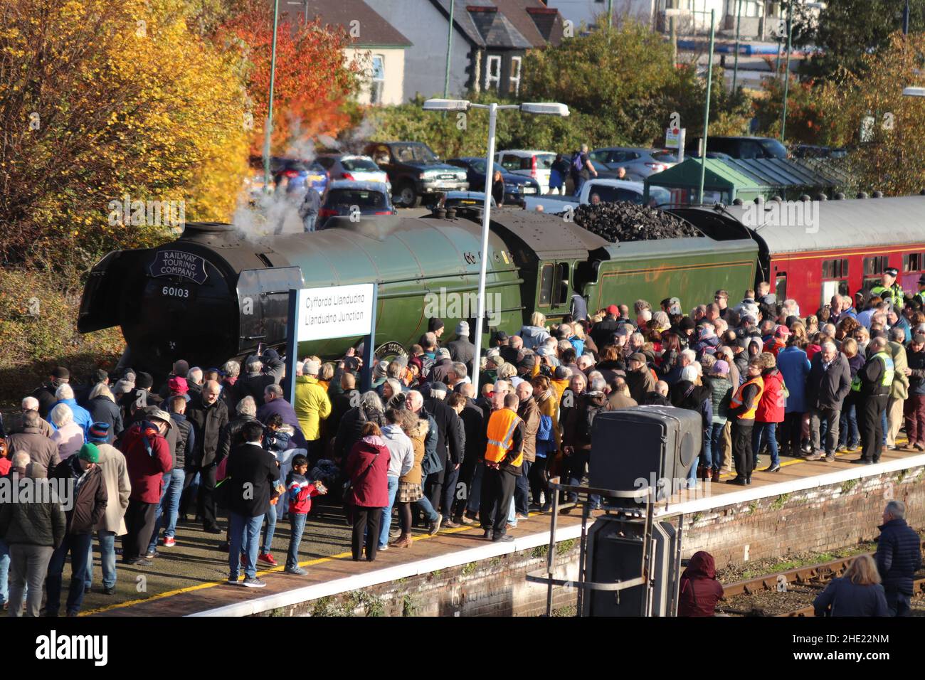 Il Flying Scotsman sulla linea costiera del Galles del Nord. Il treno a vapore ferma a Crewe, Llandudno Junction e Holyhead Wales Foto Stock
