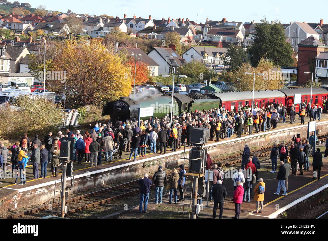 Il Flying Scotsman sulla linea costiera del Galles del Nord. Il treno a vapore ferma a Crewe, Llandudno Junction e Holyhead Wales Foto Stock