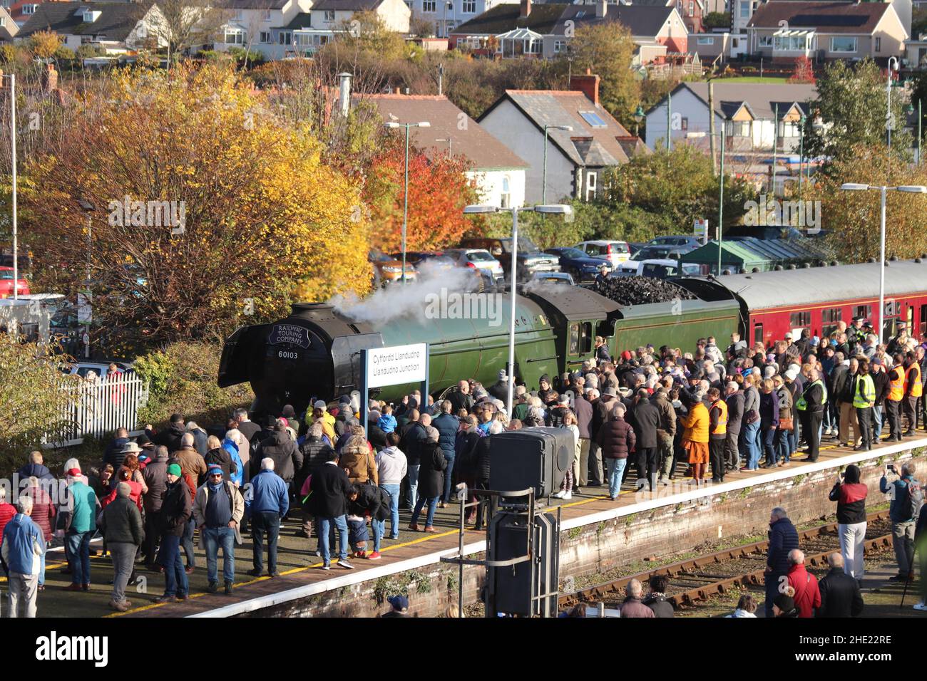 Il Flying Scotsman sulla linea costiera del Galles del Nord. Il treno a vapore ferma a Crewe, Llandudno Junction e Holyhead Wales Foto Stock
